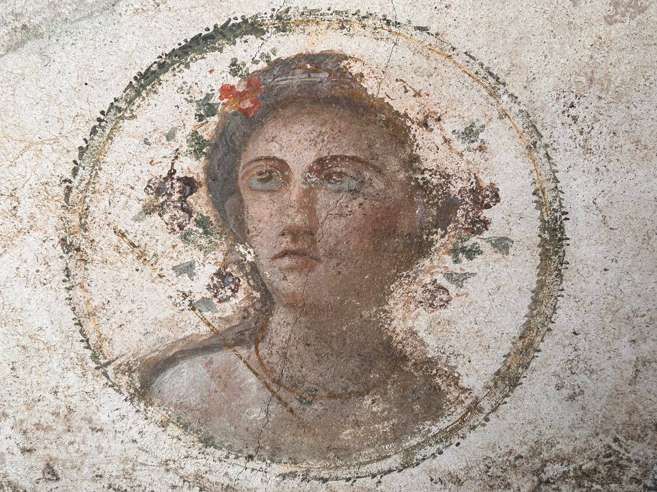 pompei_regio-V_casa-di-Leda-e-il-cigno_volto-femminile-con-corona-di-foglie_foto-parco-archeologico-pompei