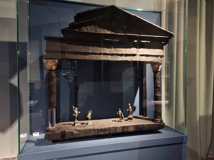 portici_reggia_mostra-materia_larario-della-casa-del-salone-nero_foto-graziano-tavan