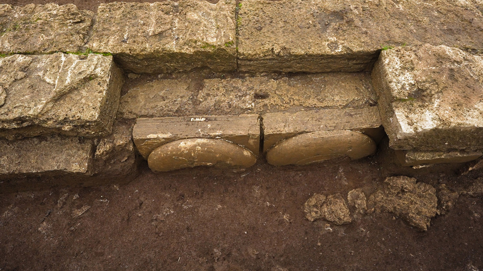 paestum_tempietto-greco_dorico_V-secolo_frammenti-capitelli-VI-secolo_1_foto-mic