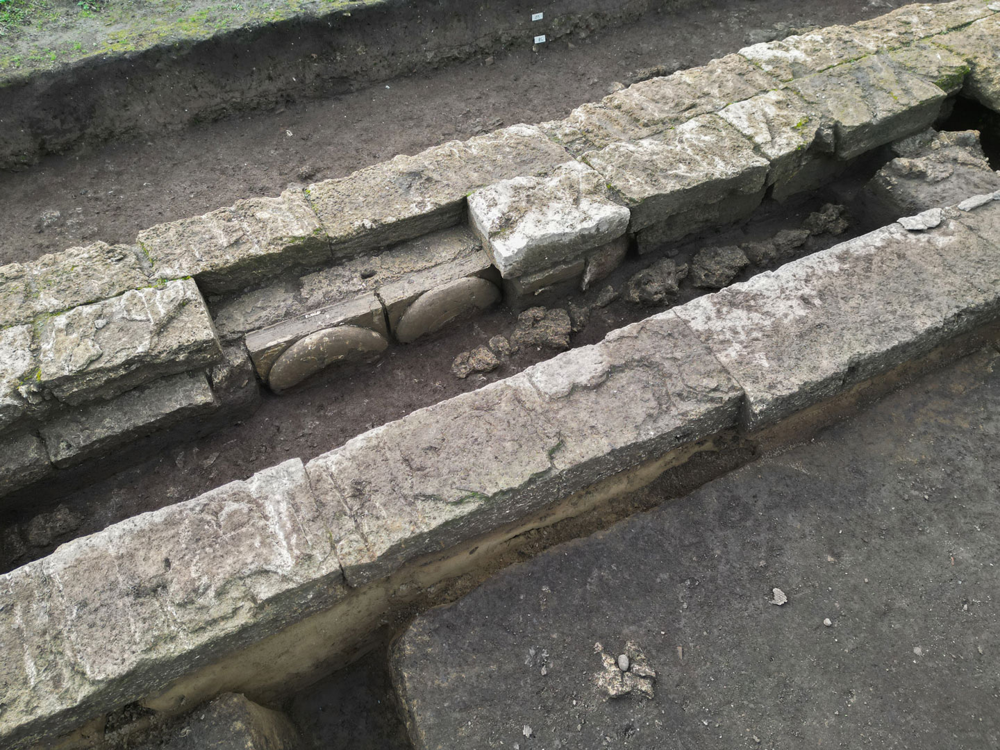 paestum_tempietto-greco_dorico_V-secolo_frammenti-capitelli-VI-secolo_2_foto-mic