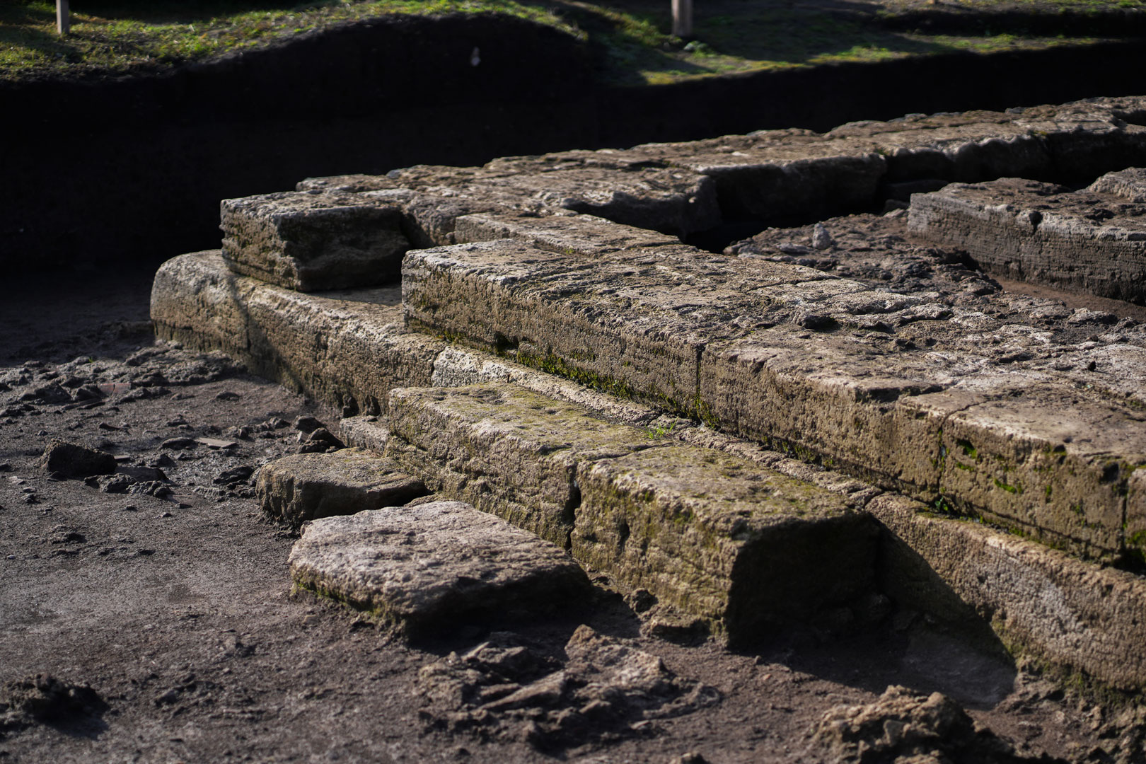 paestum_tempietto-greco_dorico_V-secolo_scalini-ingresso_foto-mic