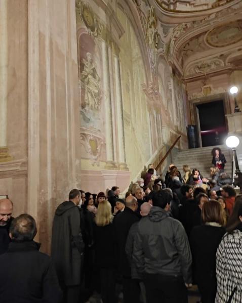 portici_reggia_mostra-materia_visitatori_foto-musa