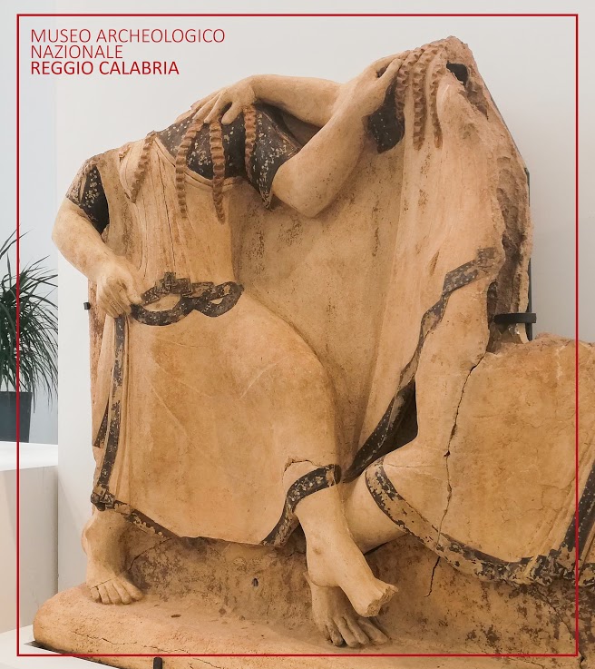 reggio-calabria_archeologico_lastra-con-scena-di-danza_da-area-sacra-griso-laboccetta_foto-marrc
