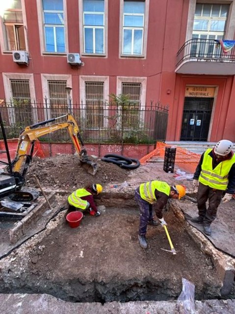 taranto_rione-montegranaro_scavi-via-d-alo-alfieri_scoperta-fossa-con-materiale-magnogreco_foto-patrimonio-subacqueo