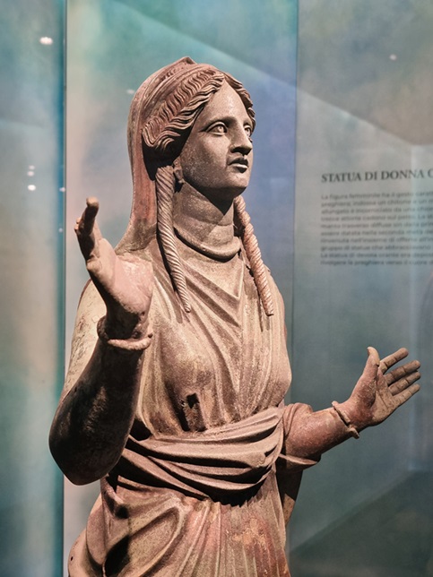 napoli_mann_mostra-gli-dei-ritornano-i-bronzi-di-san-casciano_statua-di-donna-orante_foto-graziano-tavan