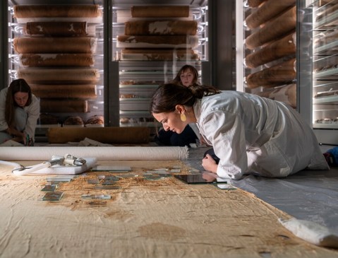 torino_egizio_sala-dei-tessuti_restauratrici_foto-museo-egizio