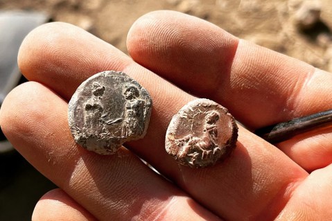 turchia_missione-unipi_doliche_bullae_Giove-Dolicheno-stringe-la-mano-a-imperatore-romano_2-Tyche-seduta_foto-unipi