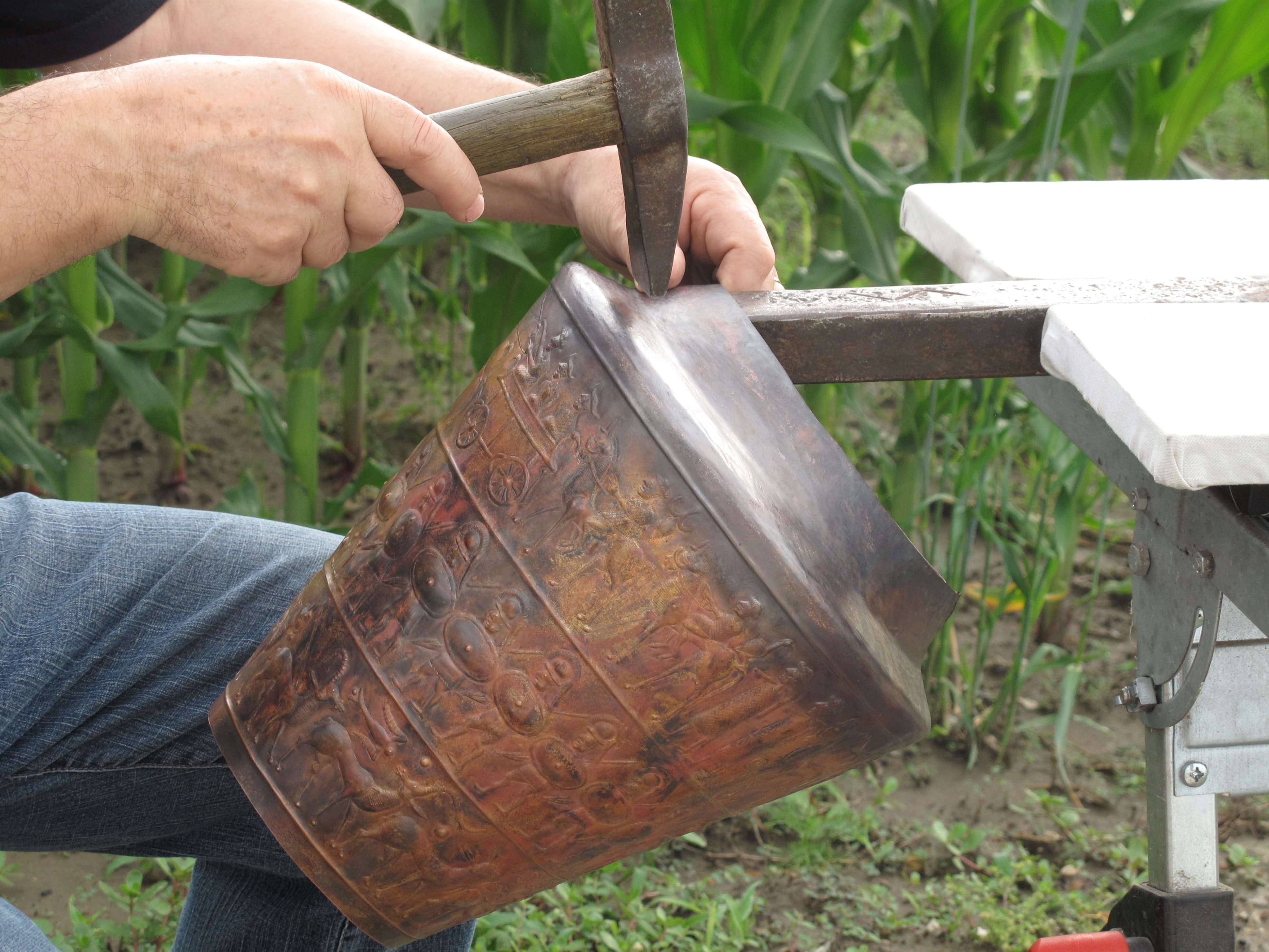 este_archeologico_mostra-fabulae-le-situle-raccontano-i-veneti-antichi_anteprima-progetto_situla-montebelluna_ricostruzione-sperimentale_foto-stefano-buson