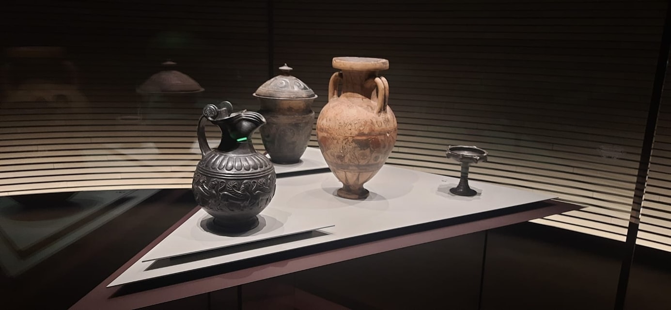 milano_fondazione-rovati_mostra-vulci-produrre-per-gli-uomini-produrre-per-gli-dèi_allestimento_foto-fondazione-rovati