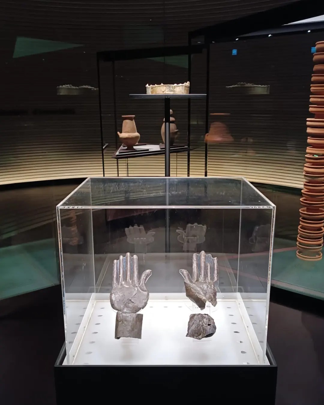 milano_fondazione-rovati_mostra-vulci-produrre-per-gli-uomini-produrre-per-gli-dèi_coppia-di-mani-in-lega-argento-oro-rame_foto-fondazione-rovati