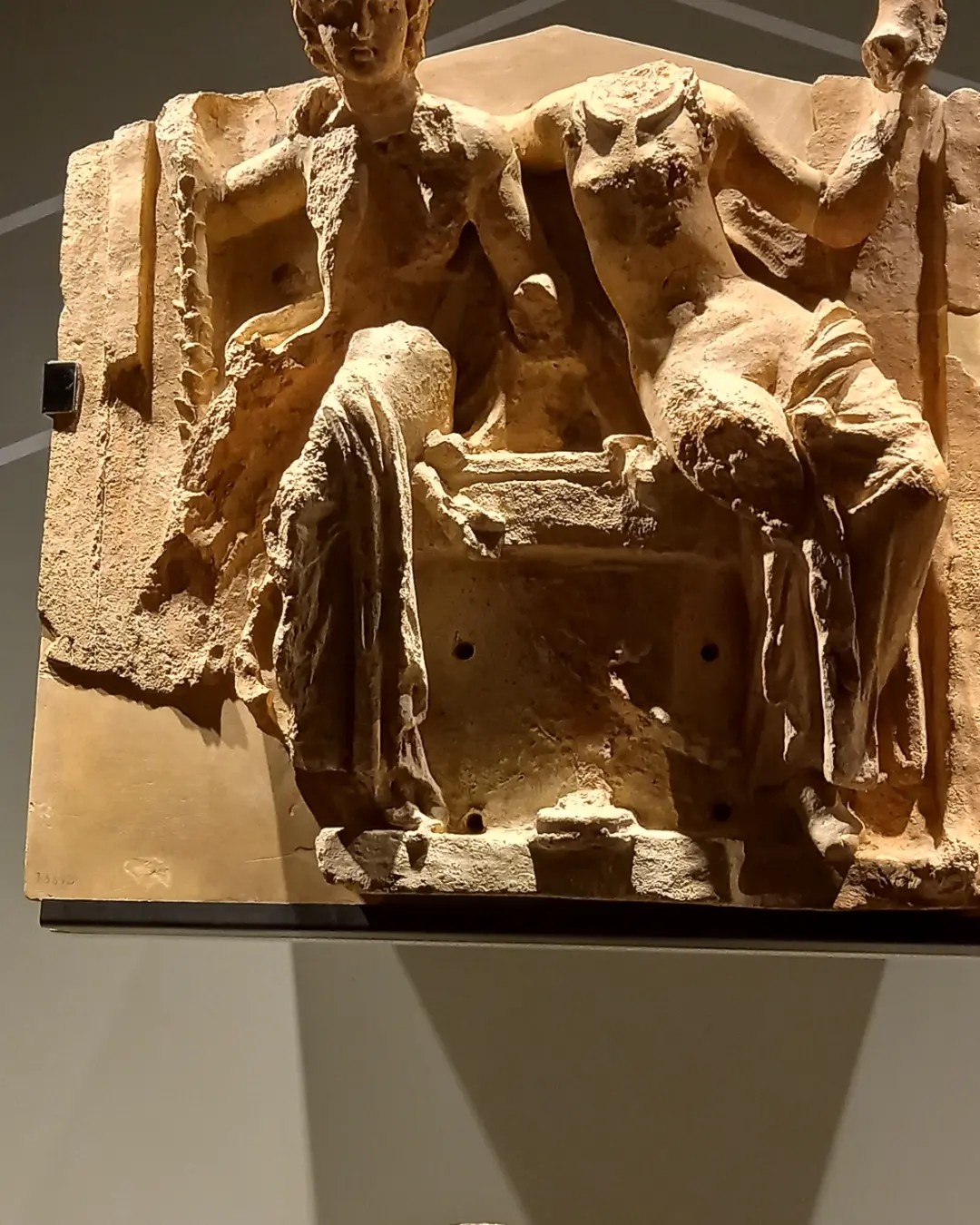 milano_fondazione-rovati_mostra-vulci-produrre-per-gli-uomini-produrre-per-gli-dèi_edicola-con-dioniso-e-arianna_foto-fondazione-rovati