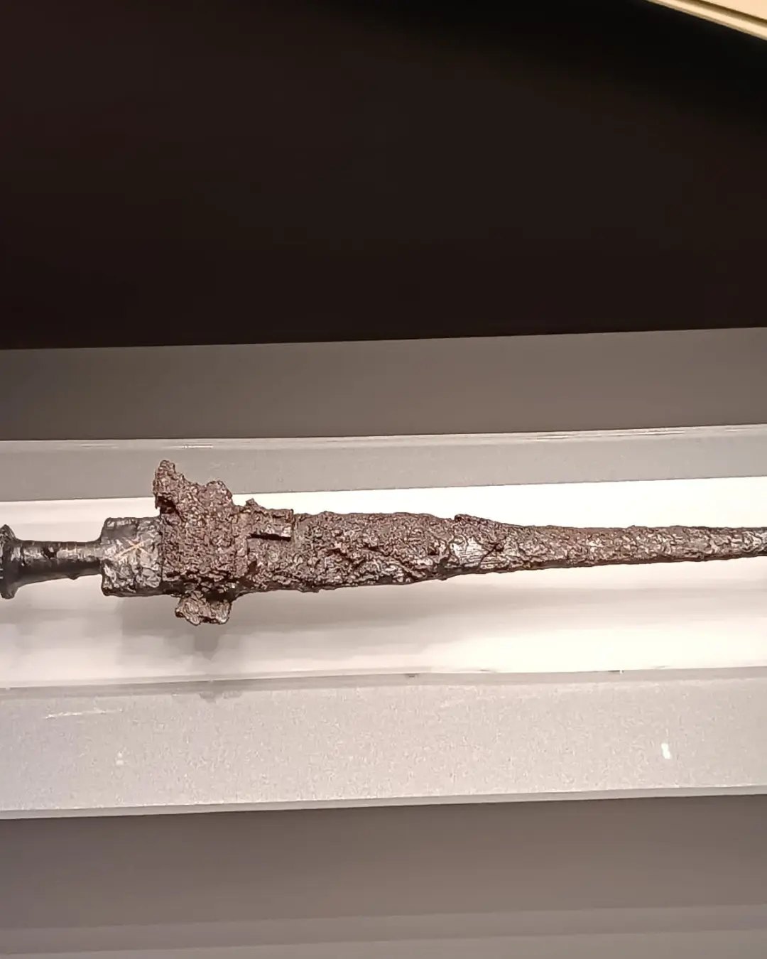 milano_fondazione-rovati_mostra-vulci-produrre-per-gli-uomini-produrre-per-gli-dèi_spada-con-fodero_foto-fondazione-rovati