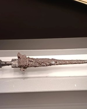 milano_fondazione-rovati_mostra-vulci-produrre-per-gli-uomini-produrre-per-gli-dèi_spada-con-fodero_foto-fondazione-rovati