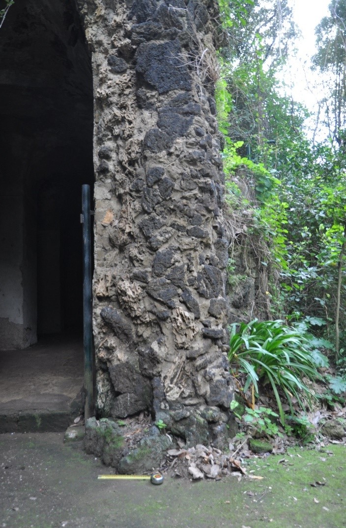 napoli_villa-floridiana_scoperte-archeologiche_pilastri-con-blocchetti-di-tufo_foto-mic