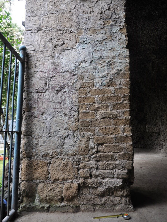 napoli_villa-floridiana_scoperte-archeologiche_pilastri-intonacati_foto-mic