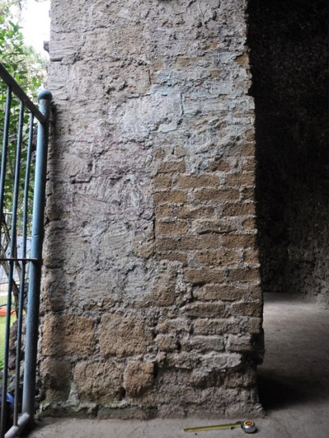 napoli_villa-floridiana_scoperte-archeologiche_pilastri-intonacati_foto-mic