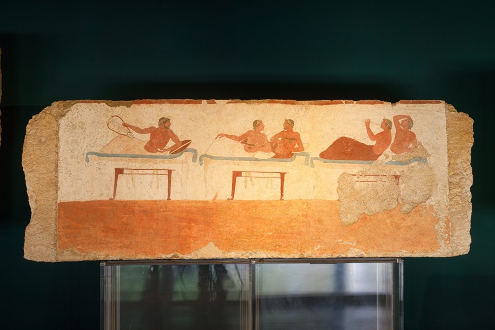 paestum_archeologico_tomba-del-tuffatore_lastra-banchetto_foto-pa-paeve