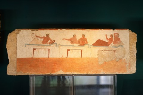paestum_archeologico_tomba-del-tuffatore_lastra-banchetto_foto-pa-paeve