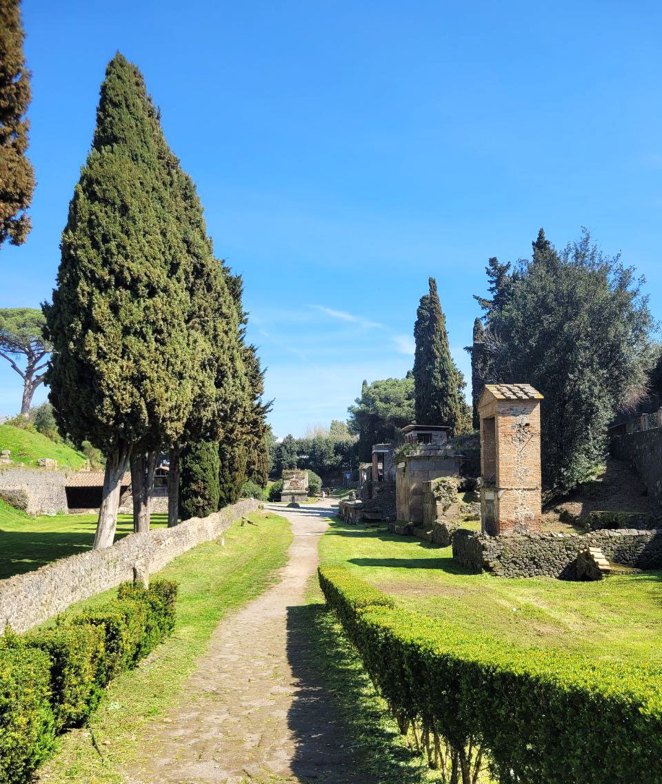 pompei_parco_passeggiata-necropoli-porta-nocera_foto-parco-archeologico-pompei
