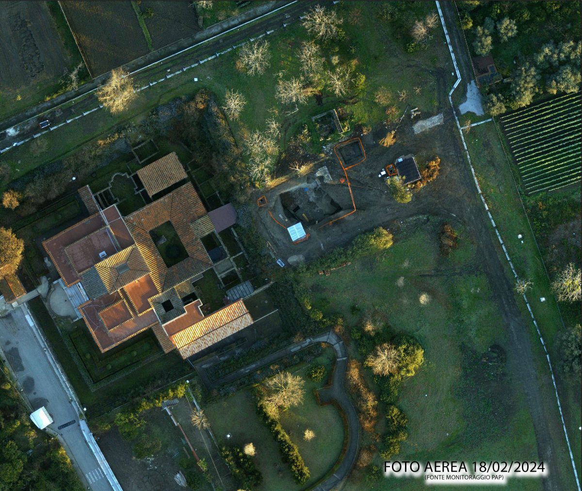 pompei_parco_villa-dei-misteri_veduta-zenitale-2024_area-scavo-dopo-casa-abusiva-abbattuta_foto-parco-archeologico-pompei