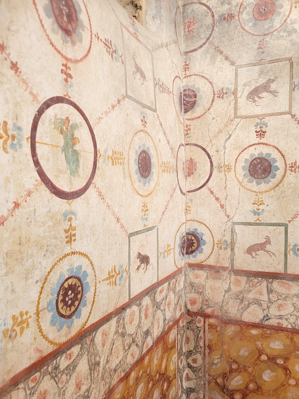 pompei_regio-IX_affresco-con-decorazioni-a-tappezzeria-dal-cubicolo-del-panificio_foto-parco-archeologico-pompei