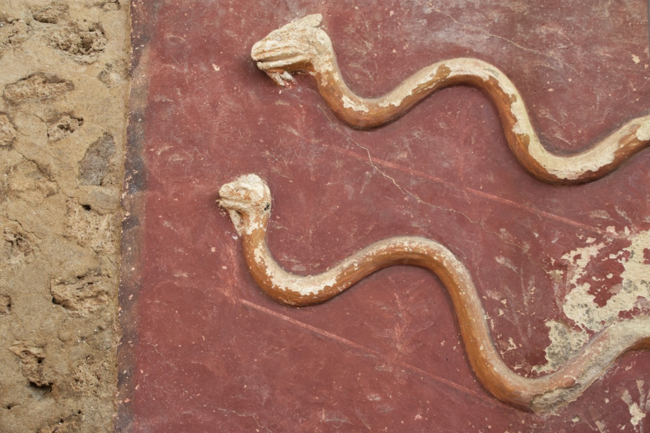 pompei_regio-IX_larario_serpenti-agatodemoni-in-stucco_foto-parco-archeologico-pompei