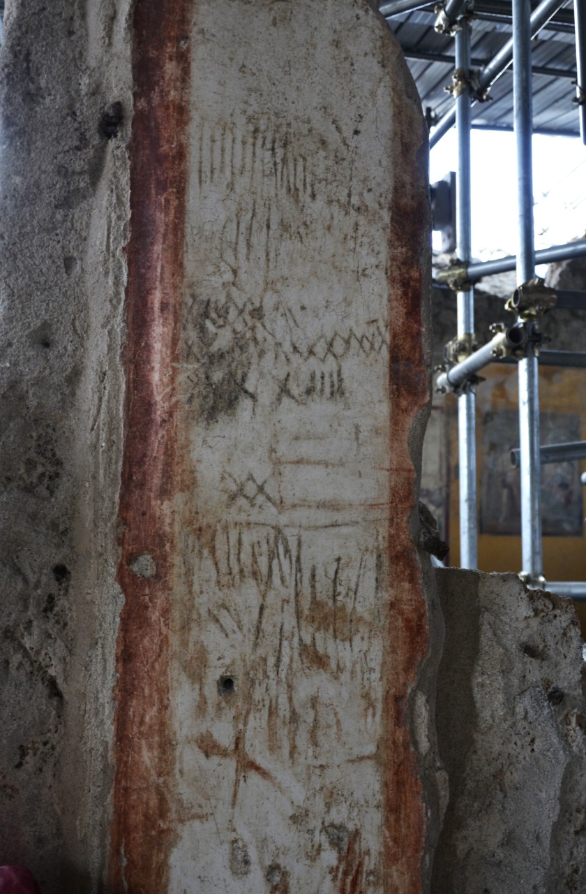 pompei_regio-IX_numerali-a-carboncino-sullo-stipite-del-tablino_foto-parco-archeologico-pompei