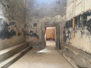 pompei_terme-foro-femminili_ambiente-frigidarium-con-sedute_1_foto-parco-archeologico-pompei