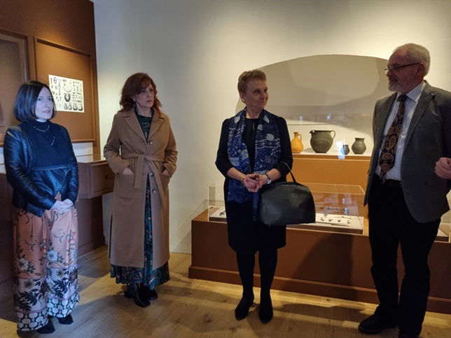 trento_buonconsiglio_mostra-con-spada-e-croce-longobardi-a-civezzano_barbacovi-azzolini-dalprà-Sölder_foto-graziano-tavan