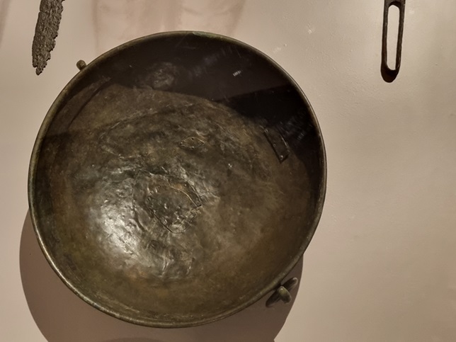 trento_buonconsiglio_mostra-con-spada-e-croce-longobardi-a-civezzano_tomba-2-del-principe_bacile_foto-graziano-tavan