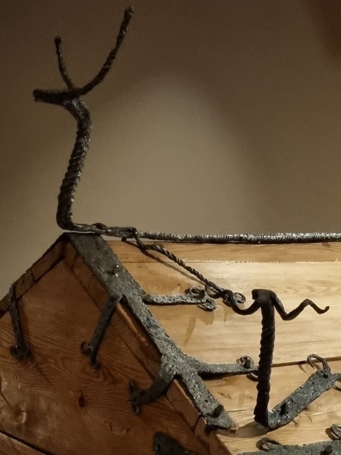 trento_buonconsiglio_mostra-con-spada-e-croce-longobardi-a-civezzano_tomba-2-del-principe_protomi-del-sarcofago_foto-graziano-tavan