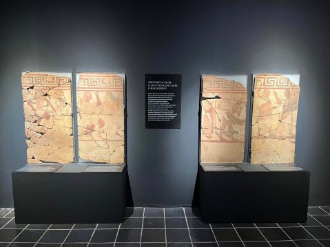 vetulonia_archeologico_mostra-quadri-etruschi-raccontano-il-mito-e-il-rito-da-caere-a-vetulonia_allestimento-lastre_foto-muvet