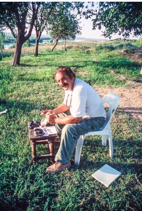 siria_Tell-Shiukh-Fawqani_mario-fales-decifra-una-tavoletta-cuneiforme_1996_foto-alberto-savioli