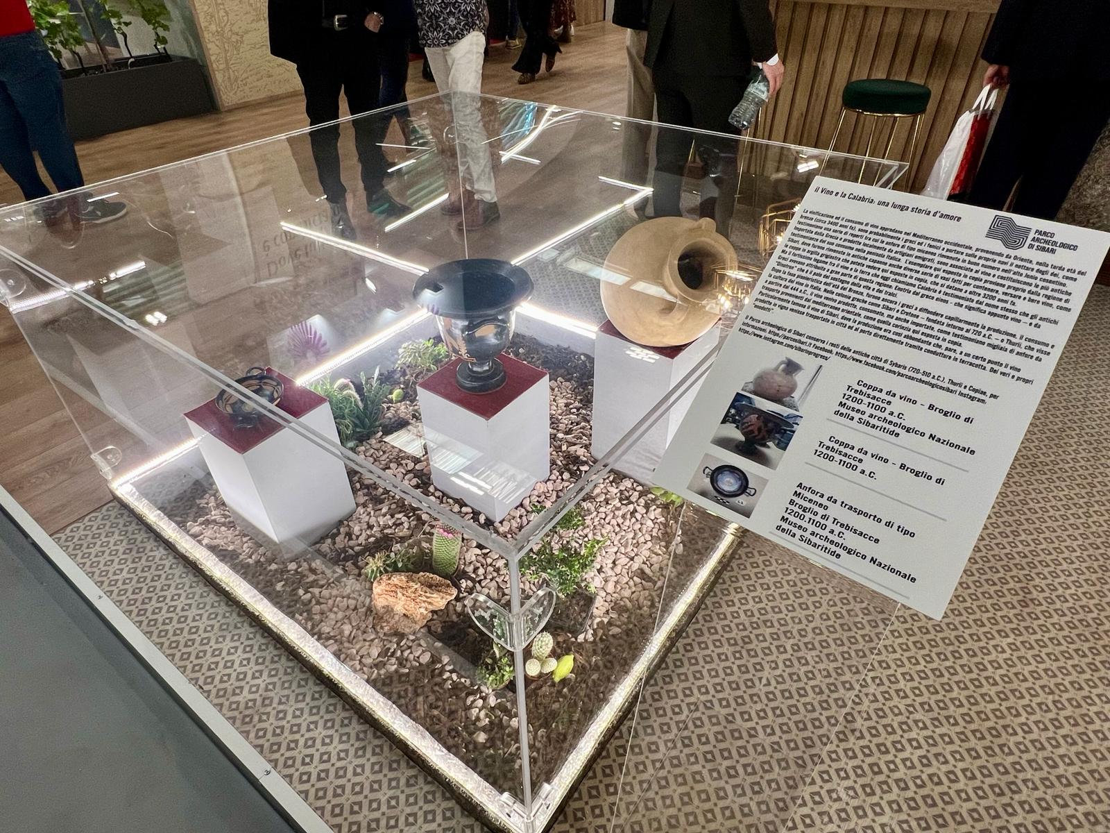 verona_vinitaly-2024_Parchi-Crotone-Sibari-direzione-Regionale-musei_reperti-esposti_1_foto-drm-calabria