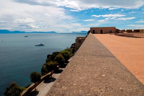 baia_castello_mostra-la-pittura-della-voce-l-alfabeto-prima-e-dopo-cuma_terrazza_foto-pa-fleg
