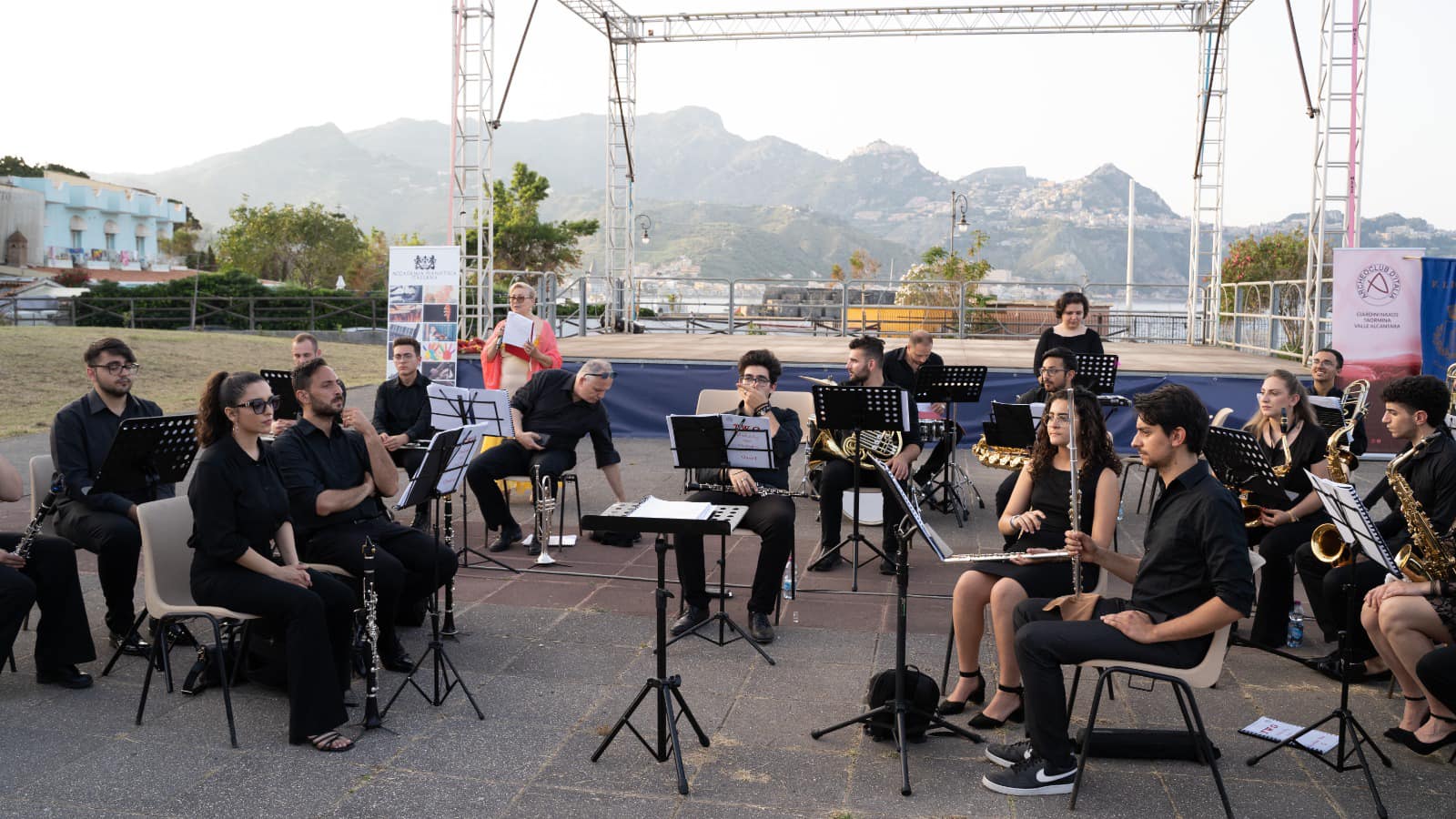 giardini-naxos_estate-2024_maggio-ottobre_orchestra-conservatorio-Tchaikovsji_foto-parco-naxos-taormina