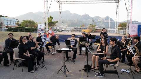 giardini-naxos_estate-2024_maggio-ottobre_orchestra-conservatorio-Tchaikovsji_foto-parco-naxos-taormina