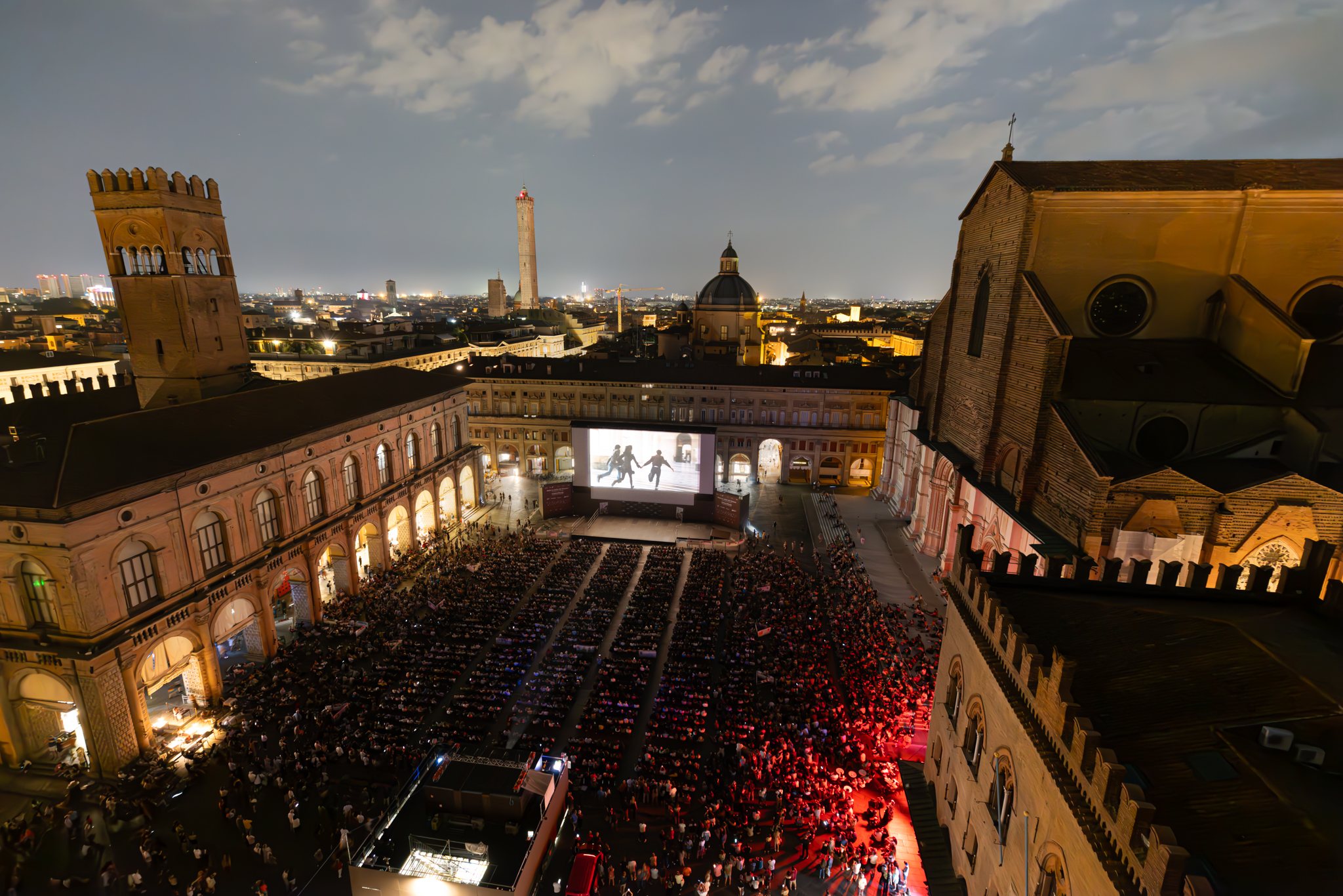 bologna_sotto-le-stelle-del-cinema_8_piazza_maggiore_foto-Lorenzo-Burlando_fondazione-Cineteca-di-Bologna