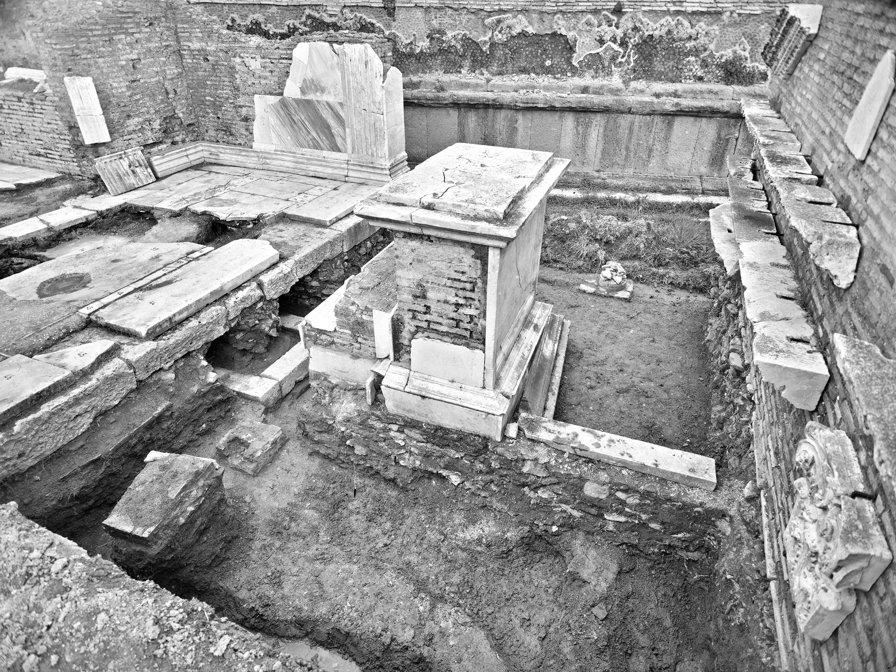 ostia-antica_area-sacra_tempio-dell-ara-rotonda_foto-parco-ostia-antica