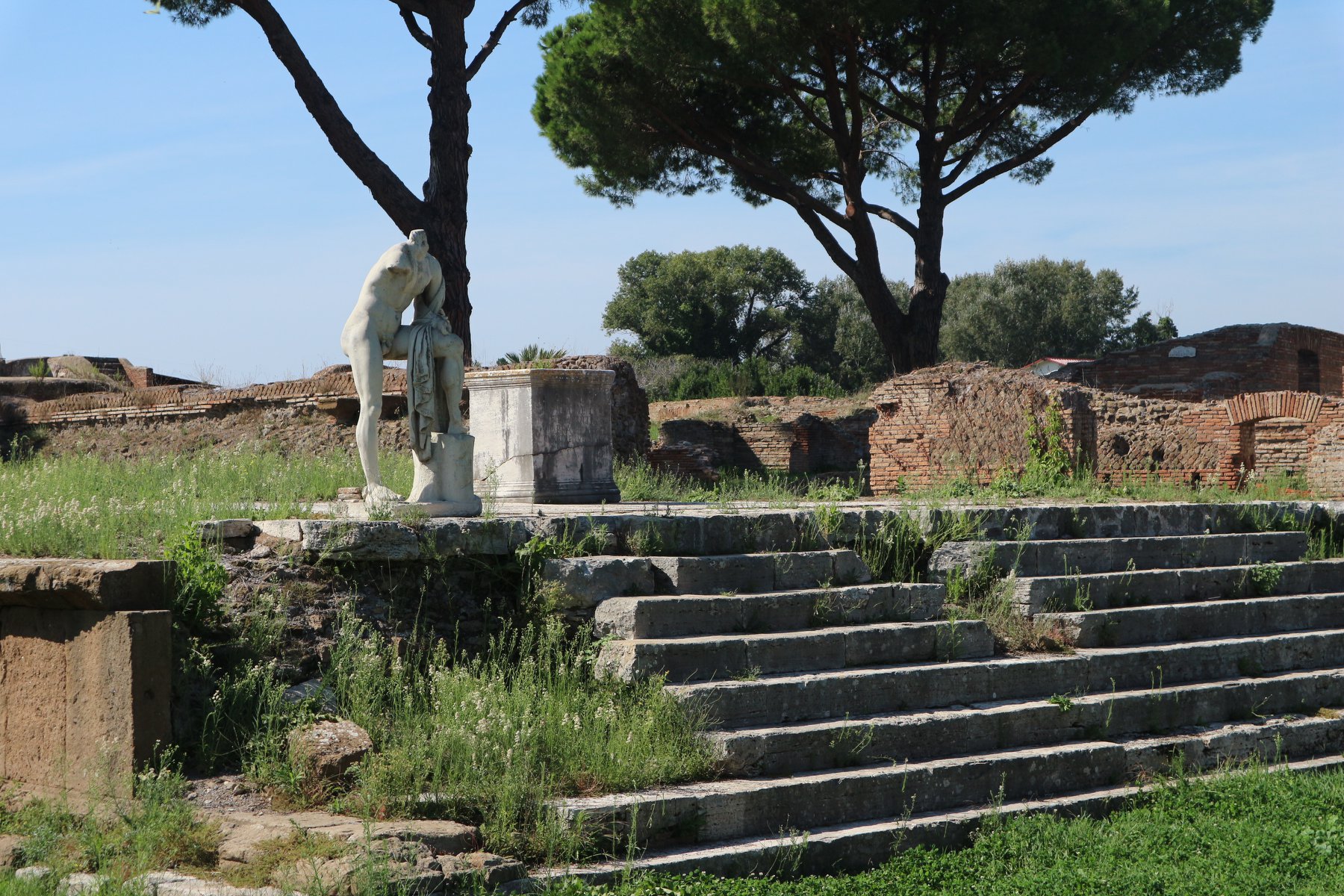 ostia-antica_area-sacra_tempio-di-ercole_scalinata_foto-parco-ostia-antica