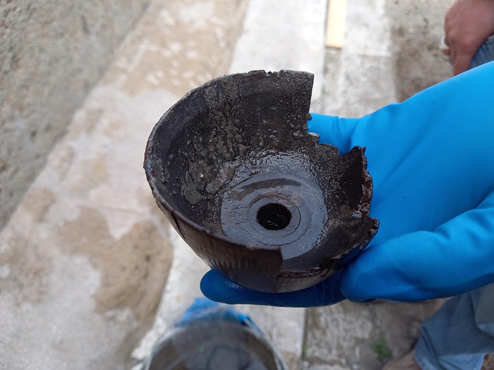 ostia-antica_area-sacra_tempio-di-ercole_scoperti-materiali-rituali-in-pozzo_imbuto-calice_1_foto-parco-ostia-antica