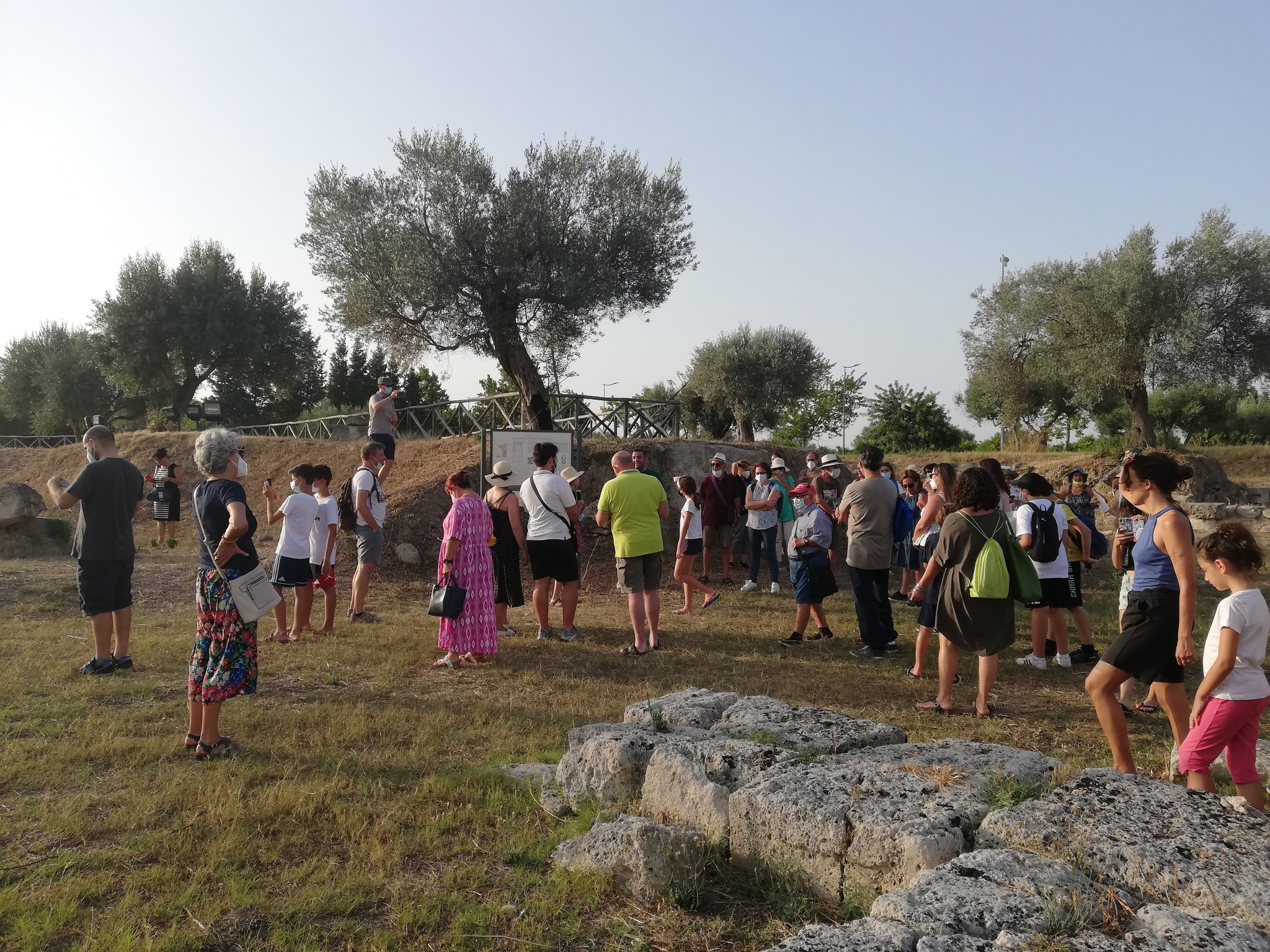 locri-epizefiri_parco_passeggiata-archeologica-con-l-archeoclub_foto-drm-calabria