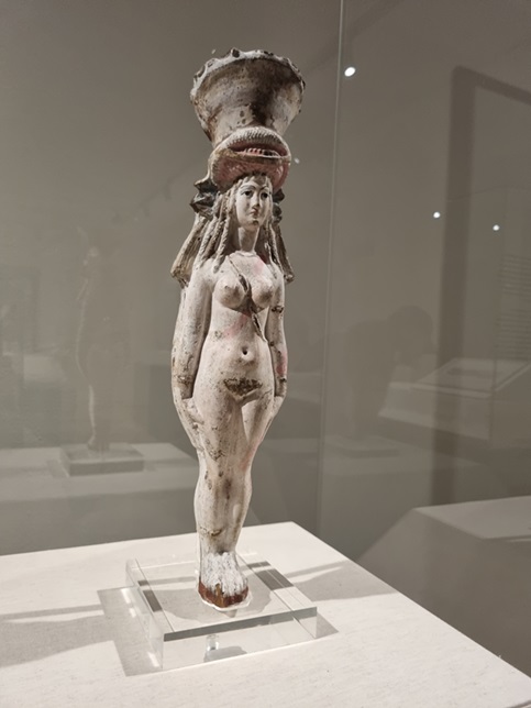 forte-dei-marmi_fortino_mostra-l-egitto-e-i-doni-del-nilo_statuetta-iside-afrodite_foto-graziano-tavan