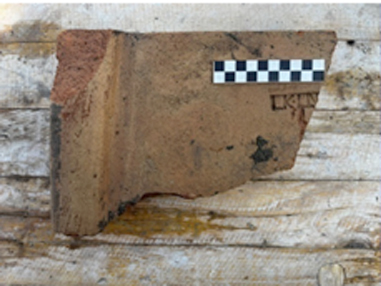 pompei_via-fucci_scavi-circumvesuviana_scoperta-necropoli-preromana_tegola-con-bollo_foto-sabap-met-na