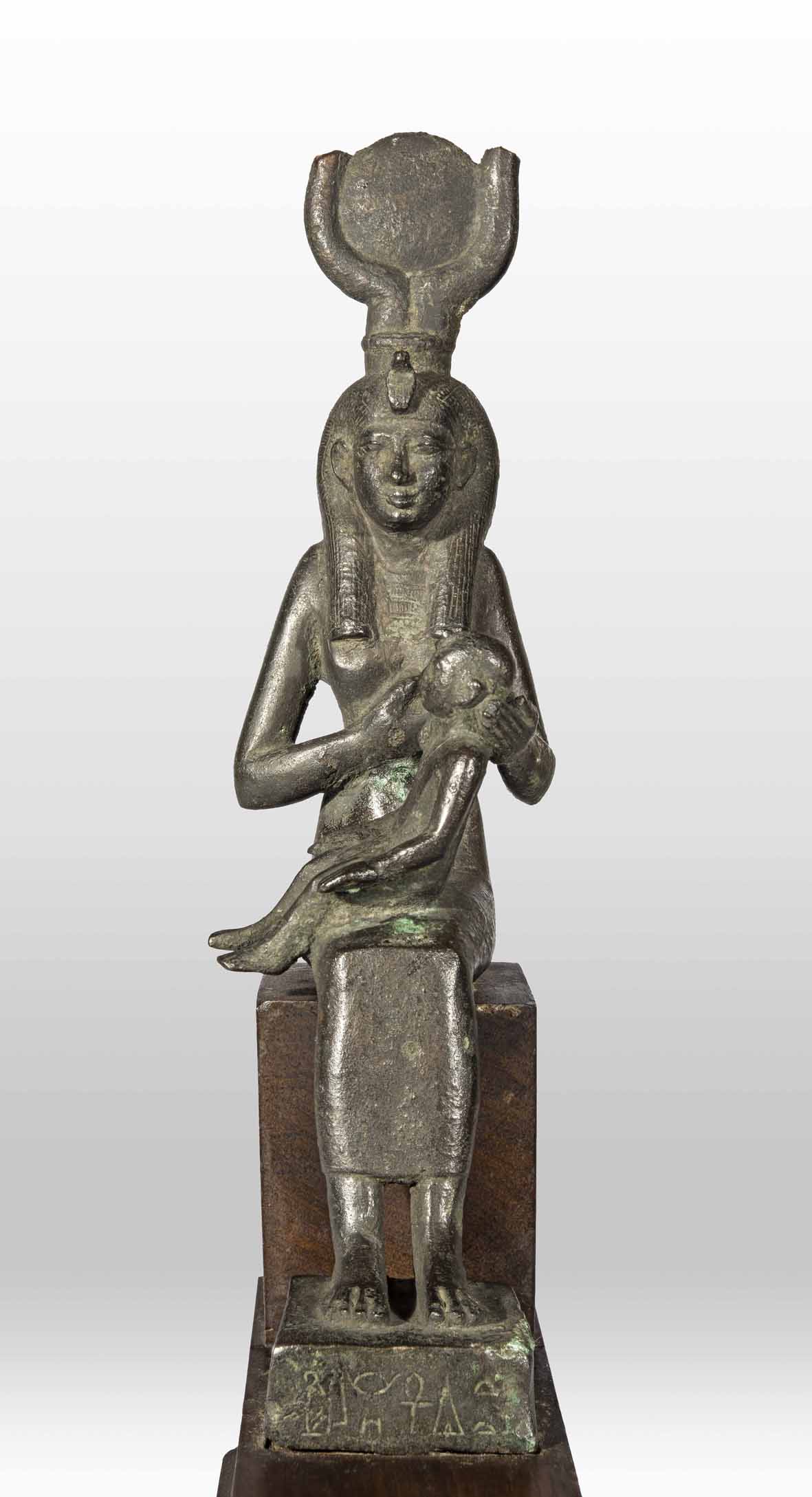 conegliano_sarcinelli_mostra-egitto-Statua-raffigurante-Iside-e-Horo-bronzo-Epoca-Tarda-656-332-a.C._foto-maf