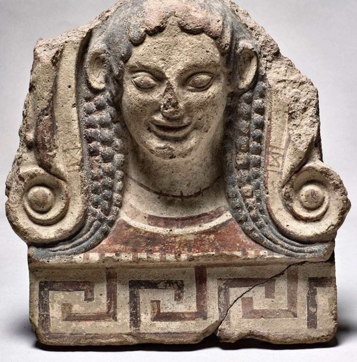 Curti_santuario-di-Fondo-Patturelli_antefissa-a testa-femminile-nimbata_fine-VI-secolo-a-C_foto-mic