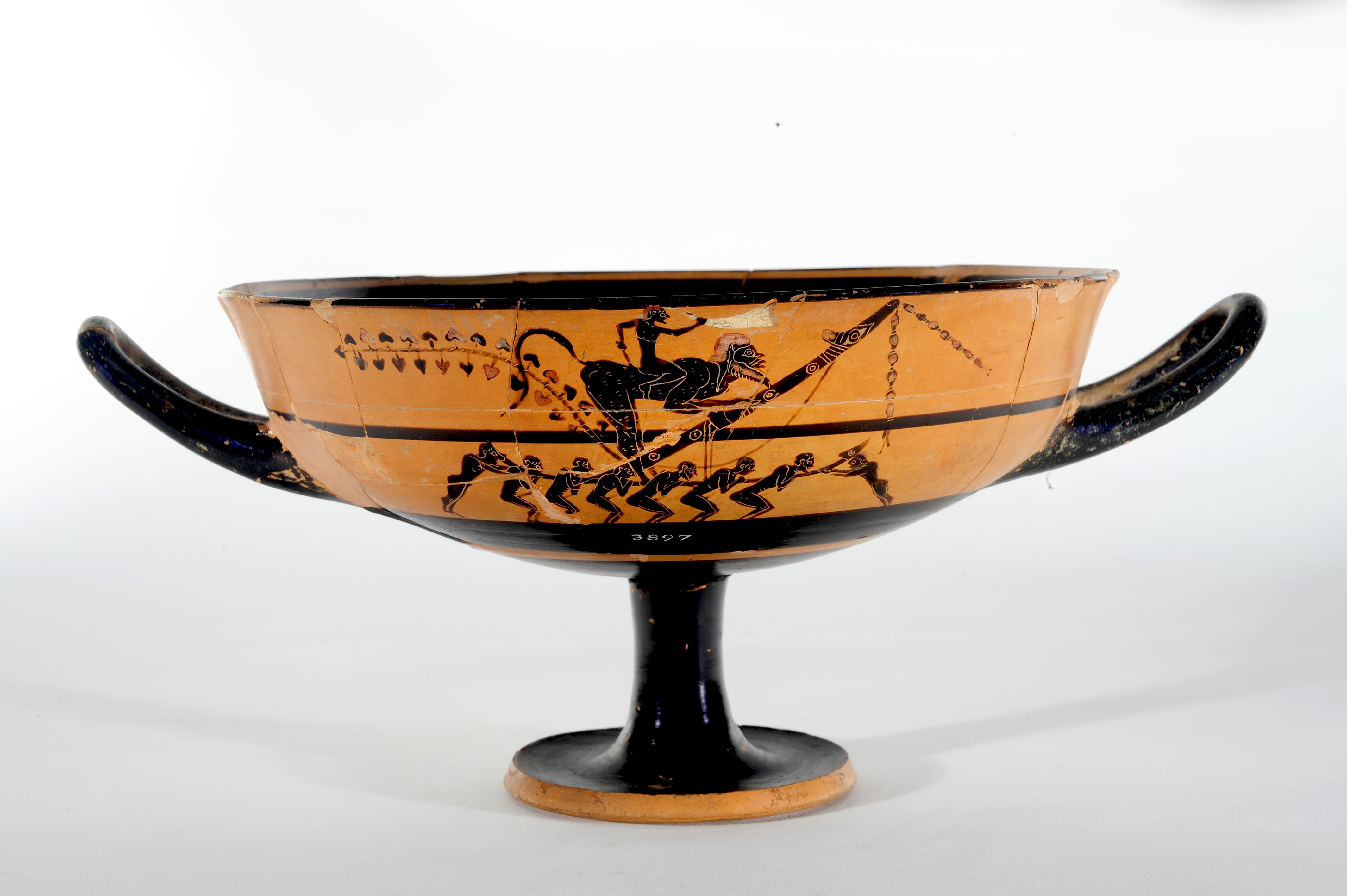 firenze_archeologico_Kylix-attica-con-scena-di-phallopòria_foto-maf