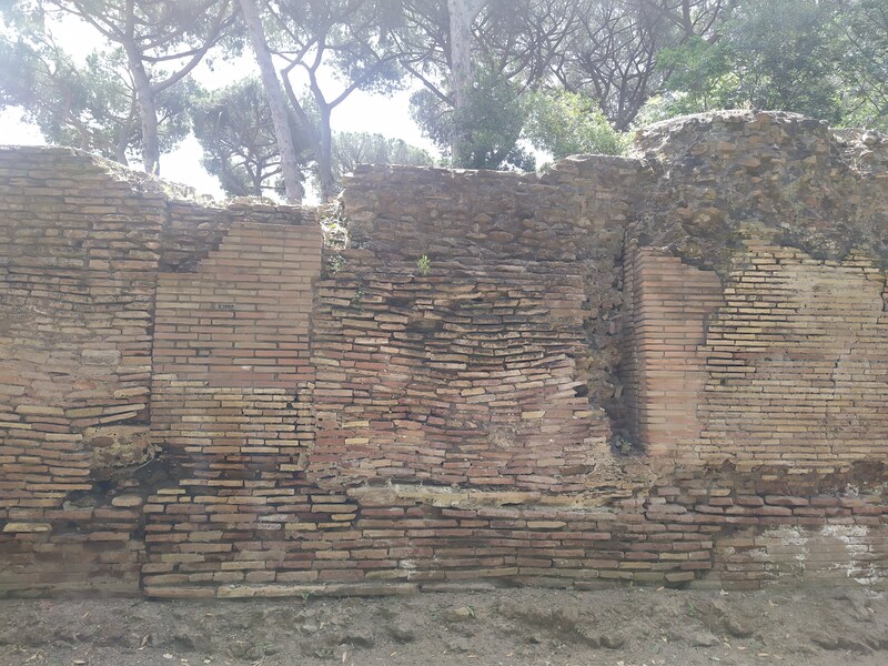 ostia-antica_parco_porto-claudio-e-traiano_magazzini-traianei_muri_foto-parco-ostia-antica