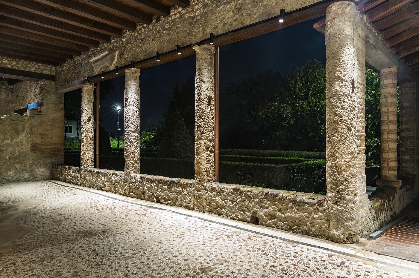 pompei_parco_Villa-dei-Misteri_portico_by-night_77_foto-parco-archeologico-pompei