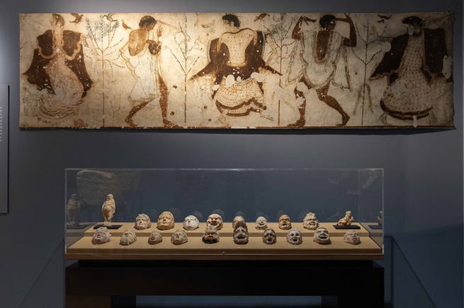 roma_ara-pacis_mostra-TEATRO-Autori-attori-e-pubblico-nell-Antica-Roma_maschere-miniaturistiche-da-lipari_foto-Monkeys-Video-Lab_00